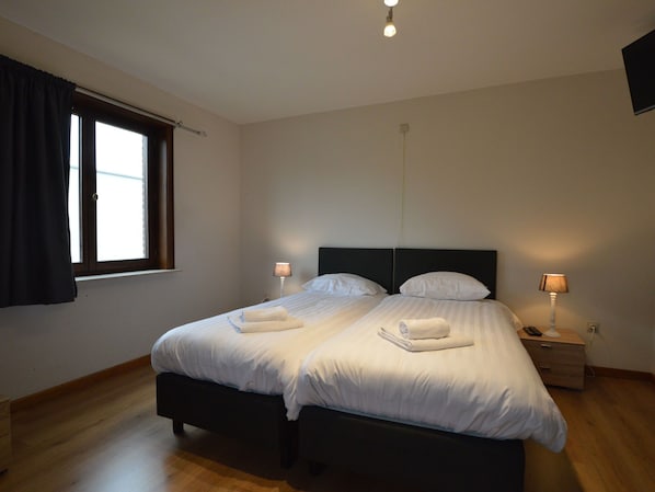 4 bedrooms, bed sheets