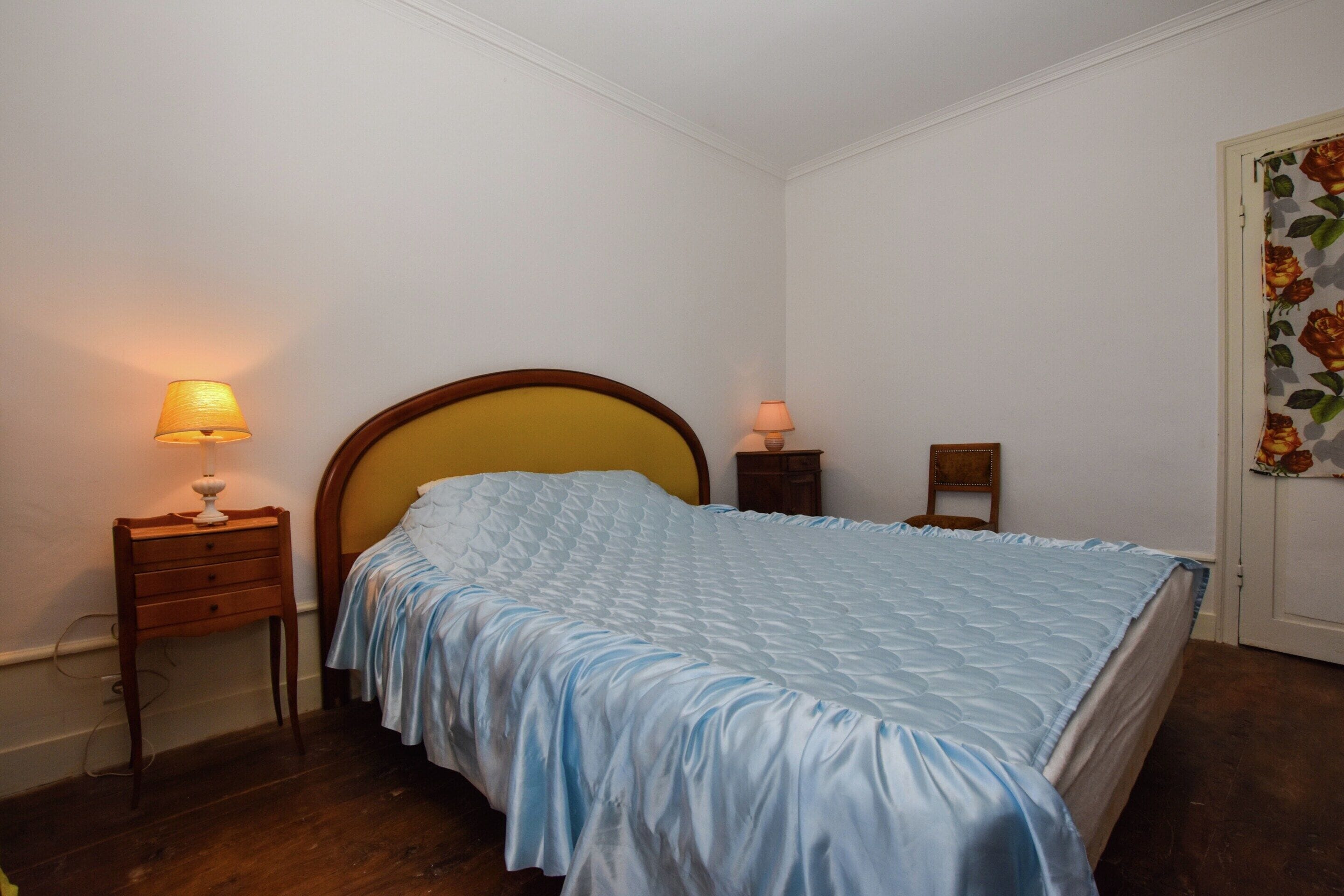 4 bedrooms, individually furnished, iron/ironing board