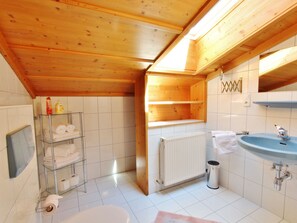 Apartment | Badezimmer | Dusche, Handtücher