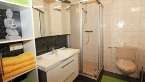 Shower, towels - Idyllic Apartment in Hippach with Ski Storage near Ski Area (Schwendau)