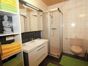 Shower, towels - Idyllic Apartment in Hippach with Ski Storage near Ski Area (Schwendau)