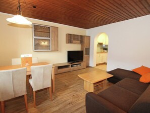 Apartment | Living room - Idyllic Apartment in Hippach with Ski Storage near Ski Area (Schwendau)