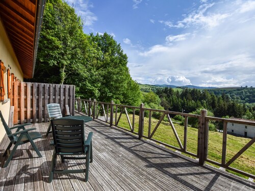 Lush Holiday Home in Ferrières-sur-sichon With BBQ