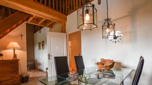 Dining - Lush Holiday Home in Ferrières-sur-sichon With BBQ (Ferrieres-sur-Sichon)