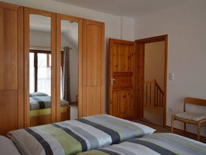 House | 3 bedrooms, individually furnished, iron/ironing board