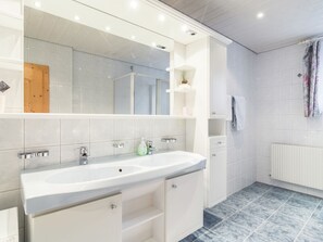 Apartment | Bathroom - Beautiful Apartment in Neustift im Stubaital With Garden (Neustift Im Stubaital)