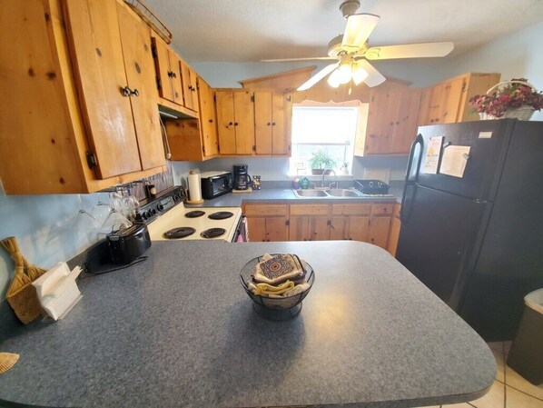 House, 1 King Bed with Sofa bed, Patio | Private kitchen | Fridge, microwave