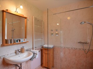 Apartment | Bathroom | Shower, towels - Luxury Apartment in Friedland Brandenburg With Garden (Friedland)