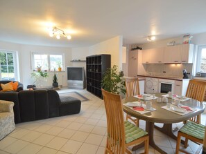 Apartment | Dining - Beautiful Holdiday Home in Ulmen Near the Lake (Ulmen)