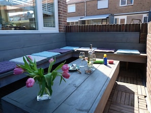 Balcony - Spacious and Comfortable Holiday Home in Modernised Drive-in House (Katwijk Aan Zee)