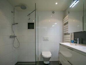 Shower - Spacious and Comfortable Holiday Home in Modernised Drive-in House (Katwijk Aan Zee)