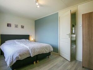 4 bedrooms, cots/infant beds, bed sheets - Spacious and Comfortable Holiday Home in Modernised Drive-in House (Katwijk Aan Zee)