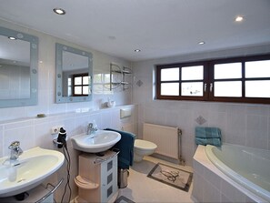 Apartment | Badezimmer | Badewanne, Handtücher