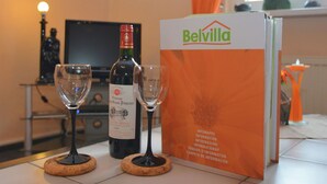 2 quartos, berços, individualmente mobiliados, roupa de cama