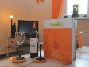 2 Schlafzimmer, Babybetten, individuell eingerichtet, Bettwäsche