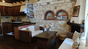 TV, fireplace - ARTEMIS STONE HOUSE (ΧΑΛΚΙΔΙΚΗ)