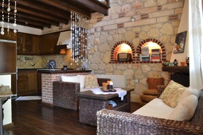 TV, fireplace - ARTEMIS STONE HOUSE (ΧΑΛΚΙΔΙΚΗ)