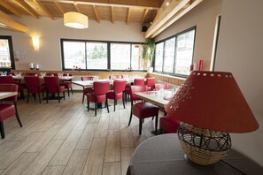 供应午餐和晚餐，地方菜