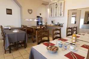 每日供應自助早餐 (每人 EUR10)