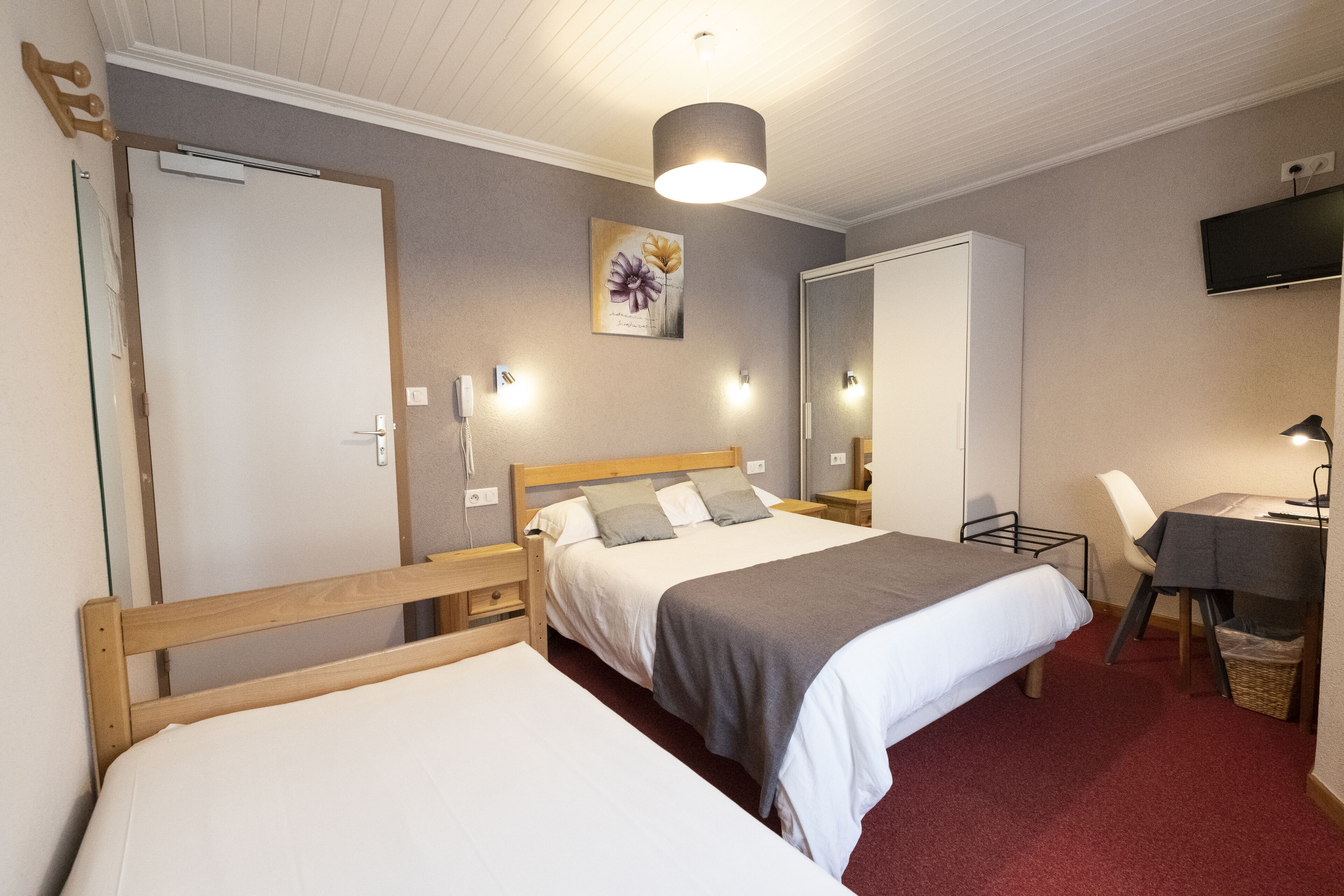 Triple Room | Desk, iron/ironing board, cribs/infant beds, free WiFi