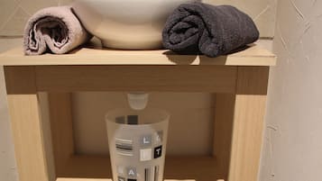 Een douche, een haardroger, handdoeken, zeep