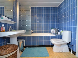 Combined shower/tub, towels