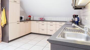 Apartemen | Dapur pribadi | Kursi makan untuk bayi