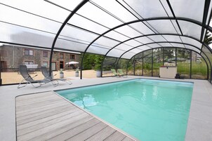 Una piscina al aire libre, una piscina climatizada