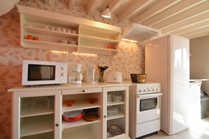 Cottage | Privékeuken | Een kinderstoel