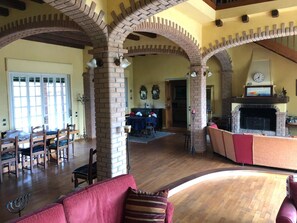 42-inch LED TV with digital channels, TV - Villa Bonelli Bed & Fest (Savigliano)