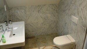 Appartement | Badkamer | Een douche, handdoeken
