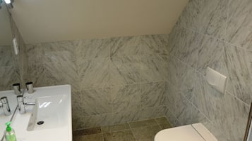 Apartment | Bathroom | Shower, towels