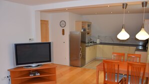 Appartement | Privékeuken | Een koffiezetapparaat/waterkoker, een koelkast, een microgolfoven