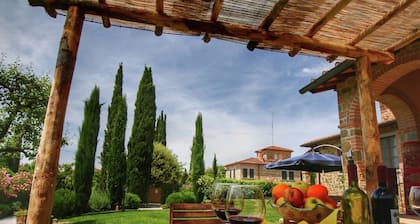 Tuscan Retreat With Pool