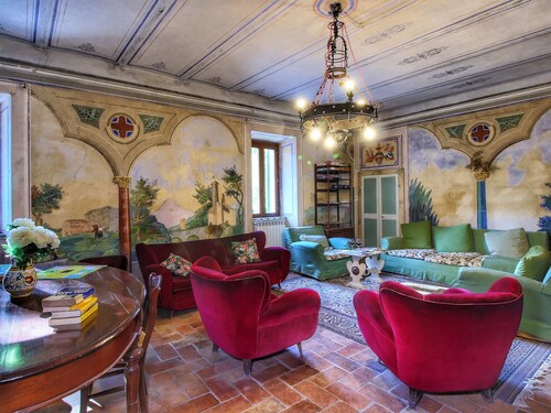 Stunning Farmhouse with Swimming Pool & Hot Tub in Umbria