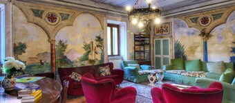 Stunning Farmhouse with Swimming Pool & Hot Tub in Umbria