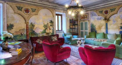 Stunning Farmhouse with Swimming Pool & Hot Tub in Umbria