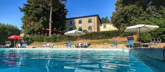 Stunning Farmhouse with Swimming Pool & Hot Tub in Umbria