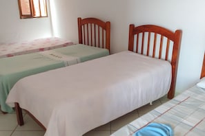 Quarto quádruplo, várias camas | Wi-Fi de cortesia, roupa de cama