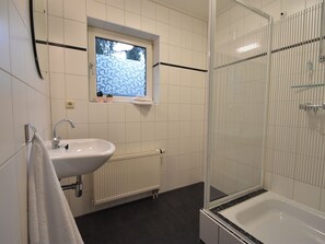 Ferienhaus | Badezimmer | Badewanne