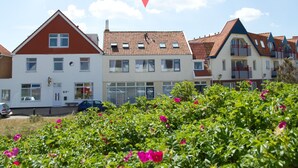 Exterior - Comfortable Holiday Home for 18 People, 100 m From the Beach of Bergen aan Zee (Bergen aan Zee)