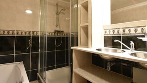 Bathroom - Comfortable Holiday Home for 18 People, 100 m From the Beach of Bergen aan Zee (Bergen aan Zee)