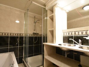 Combined shower/bathtub, towels - Comfortable Holiday Home for 18 People, 100 m From the Beach of Bergen aan Zee (Bergen aan Zee)