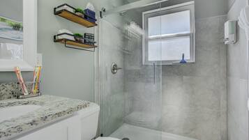 Apartment (2 Bedrooms) | Bathroom | Soap, shampoo, toilet paper
