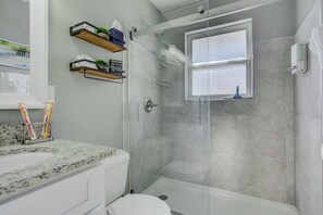 Apartment (2 Bedrooms) | Bathroom | Soap, shampoo, toilet paper