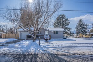 Exterior - Colorado Springs Uccs Grey Cottagedog Friendly! (Colorado Springs)