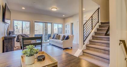 Downtown Skyline Rooftop Patio Modern Townhome