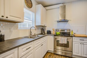 Appartamento (1 Bedroom) | Cucina privata | Frigorifero con congelatore, forno, piano cottura, macchina per tè/caffè