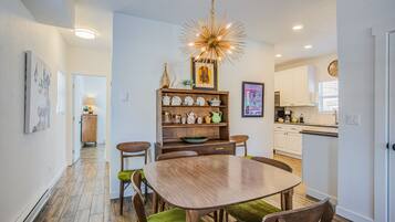 Huoneisto (1 Bedroom) | Yksityinen keittiö | Täysikokoinen jääkaappi, uuni, liesi, kahvin-/teenkeitin