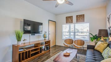 Huoneisto (1 Bedroom) | Olohuone | Televisio